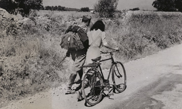  “Lovers’ Parting near Nicosia, Sicily”, 28 July, 1943. Silver gelatin print on glossy fibre paper, printed on 20 August, 1943 Robert Capa © ICP / Magnum Photos Courtesy: Galerie Daniel Blau Munich/London