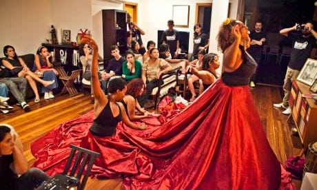 Capulanas Cia de Arte Negra performs Solano Trindade e suas Negras Poesias at a home in Horto