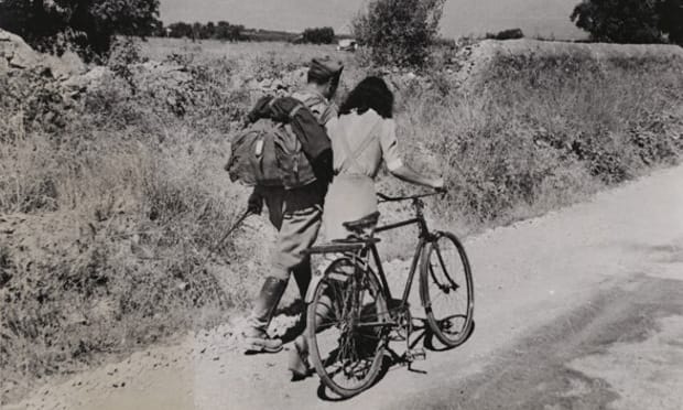 “Lovers’ Parting near Nicosia, Sicily”, 28 July, 1943. Silver gelatin print on glossy fibre paper, printed on 20 August, 1943 Robert Capa © ICP / Magnum Photos Courtesy: Galerie Daniel Blau Munich/London