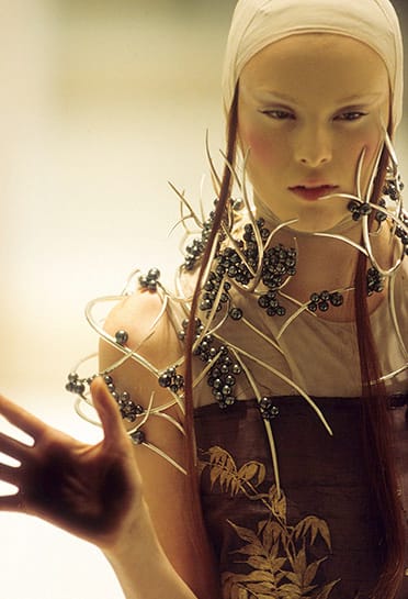 4._Tahitian_pearl_neckpiece_Shaun_Leane_for_Alexander_McQueen_Voss_Spring_Summer_2001_copyright_Anthea_Sims_1 620