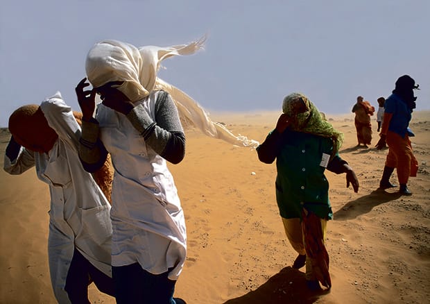 people in exile 01 Nurses going to work to Dahkla hospital at the Saharawi refugee camps of Tindouf, Argelia.photo quintina valero